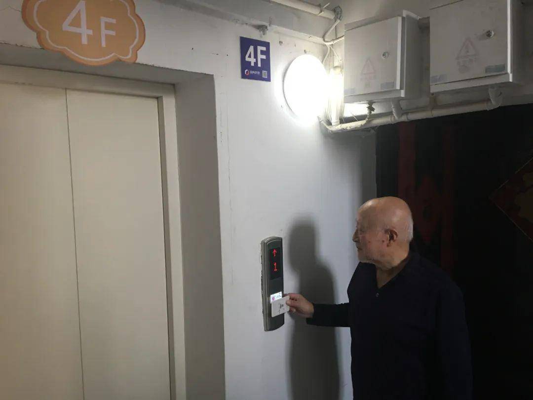 修电梯被卡致死—电梯被东西卡停维修多少钱